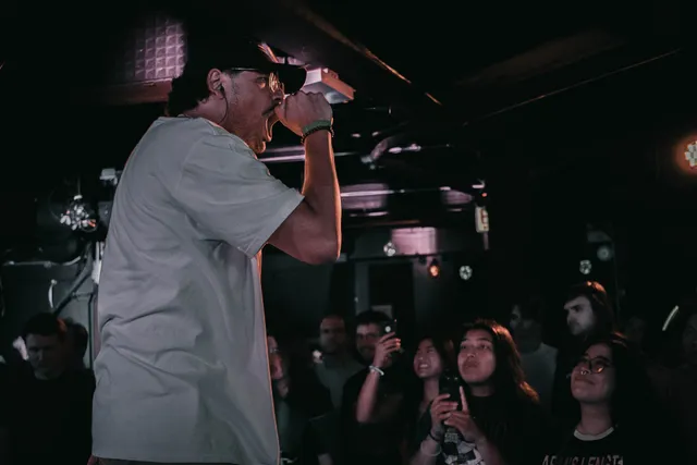 Nish singing to the crowd